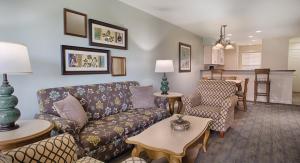布兰森世誉布兰森公寓的客厅配有沙发和桌子