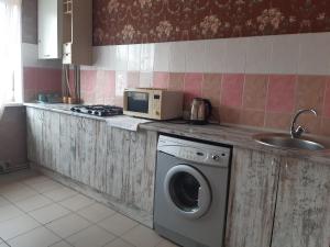 克洛佩夫尼茨基Yanovskogo 3k的厨房配有洗衣机和微波炉。