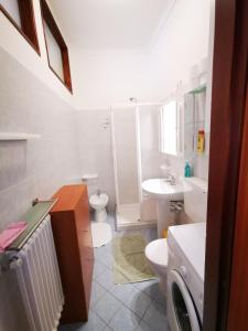 伊夫雷亚Torres Rojas的浴室配有卫生间、盥洗盆和洗衣机。