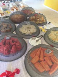 因巴塞Pousada Lagoa Da Pedra的一张桌子上有很多种不同的食物
