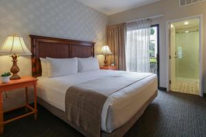 牛津庇斯摩海滩套房酒店客房内的一张或多张床位