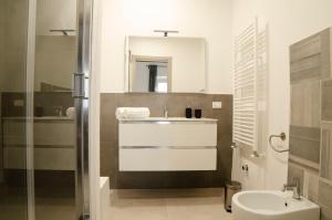 锡拉库扎Chez moi的白色的浴室设有水槽和卫生间。