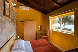 萨度拉德斯穆诺维克旅馆的一间小卧室,配有床和窗户