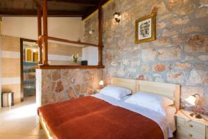 萨度拉德斯穆诺维克旅馆的一间卧室设有石墙和床