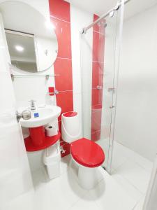 佛罗里达布兰卡Hotel Casablanca Cañaveral的一间带红色卫生间和水槽的浴室
