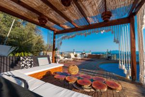 KrithariaEva's Luxury Villa的露台设有桌椅