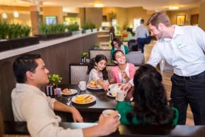 印第安纳波利斯印第安纳波利斯机场华美达酒店的一群人坐在餐馆的桌子旁