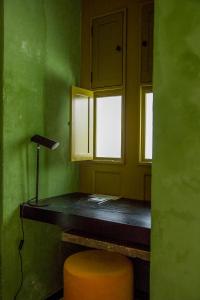 瓦哈卡市Pug Seal Oaxaca的绿色客房 - 带凳子和2扇窗户