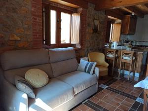 坎加斯-德奥尼斯Casa de Aldea La Xunta的带沙发的客厅和厨房