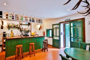 科托里奥斯Hotel de Montaña La Hortizuela的餐厅设有带凳子的绿色酒吧