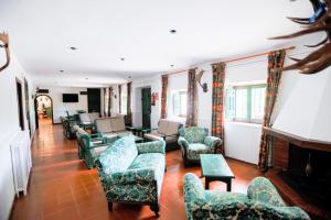 科托里奥斯Hotel de Montaña La Hortizuela的带沙发和椅子的客厅以及壁炉