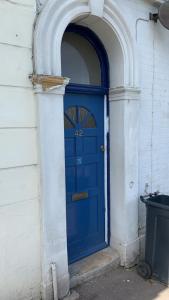 赖德WIGHTHOLIDAY的白色建筑中带拱门的蓝色门