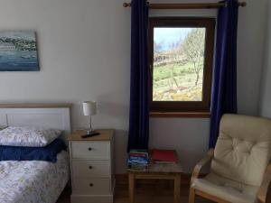 阿勒浦Croft No.8 Bed & Breakfast的卧室配有床、椅子和窗户。