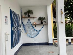 科韦尼亚斯Cabañas Los Juanchos Coveñas的挂在房子一侧的蓝色吊床