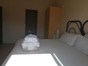 迪坡斯特兰豪斯特德拉卢斯 - 豪丽思缇客Spa度假酒店的床上的一大堆毛巾