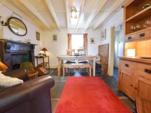 GoodwickTy Gwyn的带沙发和红色地毯的客厅