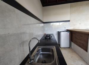 乌布Anggarakasih Ubud Villa的厨房配有水槽和炉灶