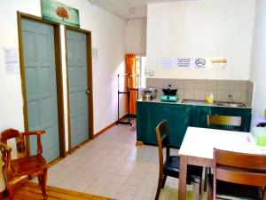 昆达桑索伯鲁恩格农民小木屋的厨房设有蓝色的门和桌椅