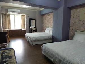 花莲市柚子之家和平民宿的酒店客房设有两张床和窗户。