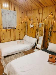 天城EUDORA HOUSE 2的木墙客房的两张床