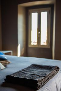 内伊韦Boutique Hotel Al Palazzo Rosso的铺在床上的毛巾,带窗户