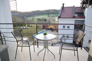 圣马丁娜穆里Apartment Vesna Toplice Sveti Martin的设有一个配有桌椅并享有美景的阳台。