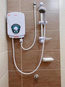 迪沙鲁Desaru KTV Natural wood style by Joyfully 31A7的浴室墙上的白色设备