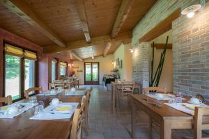 La TorracciaBadia Agriturismo的大型用餐室配有木桌和椅子