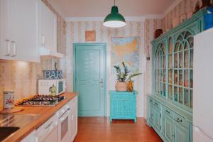 巴里Habari We Dorm的厨房配有蓝色橱柜和蓝色门