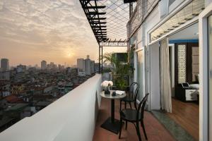 河内Hanoi 20 Hotel & Apartment的一个带桌椅的城市阳台