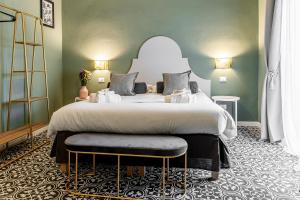 比萨La Lu cozy rooms 2 - Self check-in的一间卧室配有一张大床和一张白色的大床罩