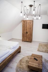 米什科尔茨A Ház的一间卧室配有一张床和一张木桌