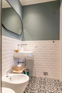 比萨La Lu cozy rooms 2 - Self check-in的一间带水槽和镜子的浴室
