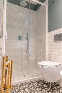 比萨La Lu cozy rooms 2 - Self check-in的带淋浴和卫生间的白色浴室