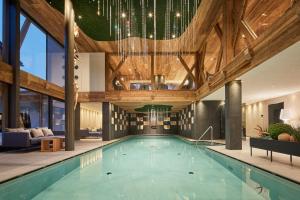 科瓦拉因巴迪亚马尔莫拉达酒店的一座带木制天花板的别墅内的游泳池