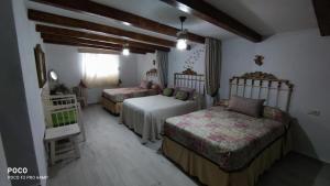 Los CarrionesCueva de la abuela的一间卧室设有两张床和窗户。