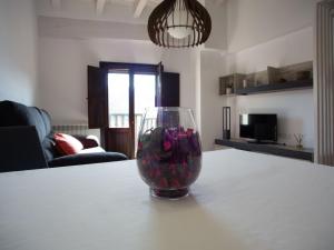 阿尔巴拉辛Apartamento Subida Las Torres的花瓶,坐在桌子上