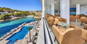 卡拉维尼耶斯Globales Cala Viñas Adults Only 16+的酒店大堂享有大海和游泳池的景色