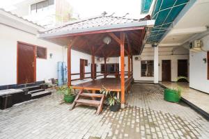 Merapi Inn Surabaya by ecommerceloka的阳台或露台