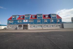 格仑达积图Kirkjufell Hotel by Snæfellsnes Peninsula West Iceland - Grundarfjordur的蓝色和红色屋顶的大建筑