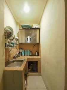 雅加达Rhiz Guest House Tebet的一个带水槽和柜台的小厨房