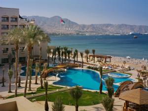 亚喀巴亚喀巴洲际酒店的享有带游泳池和海滩的度假村景色