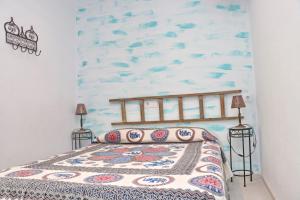科尼尔-德拉弗龙特拉Habitación Cañaveral Playa Conil II的一间卧室配有一张带鱼壁画的床