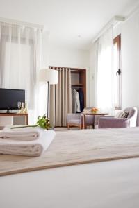 塞维利亚U-Sense Sevilla Centro的一间白色的房间,配有床和客厅