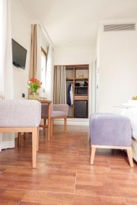 塞维利亚U-Sense Sevilla Centro的卧室配有一张床和一张桌子及椅子