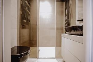 圣特罗佩Le Beach的浴室设有黑色的卫生间和水槽。