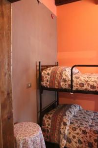安泰伊-萨伊恩特-安德尔埃Locanda monte cervino的客房设有两张双层床和橙色墙壁。
