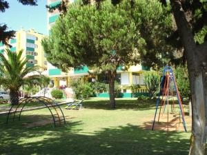 维拉摩拉杏仁公园酒店的公园内带两个秋千的游乐场