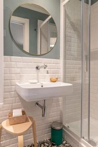 比萨La Lu cozy rooms 2 - Self check-in的白色的浴室设有水槽和镜子