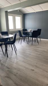 LeirpollenAuroraLife的大型客房设有桌椅